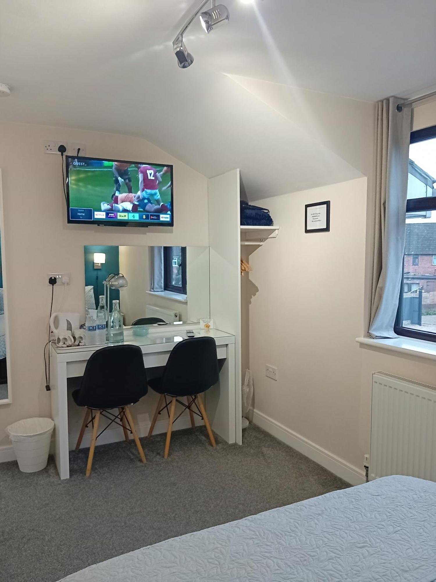 Middle House Bed and Breakfast Coventry Exteriör bild